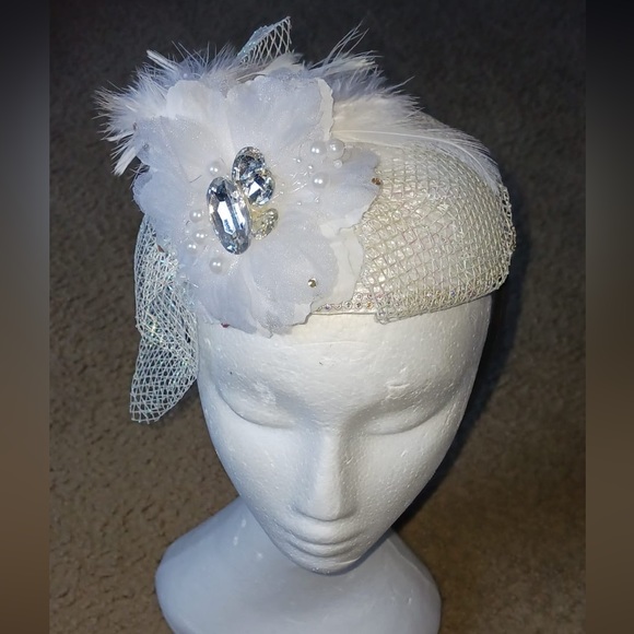 Cute and elegant women’s fascinator - Picture 2 of 3